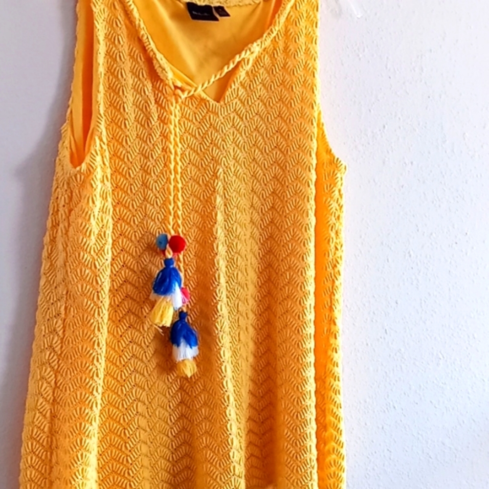 Pretty embroidery looking tunic with tassels lined with polyester plain yellow